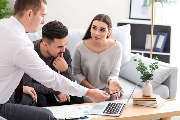 Joven Pareja Reuniéndose Con Agente Seguros Casa — Foto de Stock