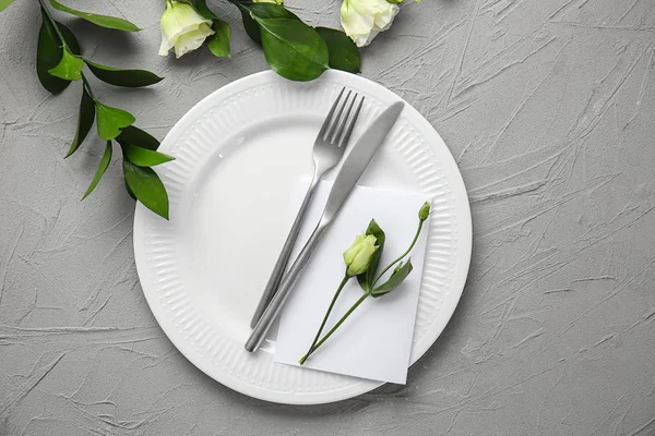 灰色の背景に花柄の装飾が施されたテーブルの設定 — ストック写真
