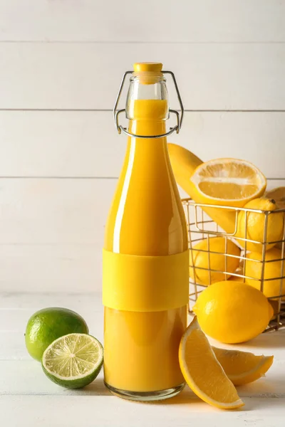 Flasche Gesunder Zitrussaft Auf Weißem Tisch — Stockfoto