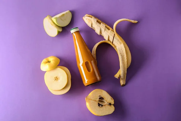 Renk Arka Plan Üzerinde Malzemelerle Sağlıklı Meyve Suları Şişe — Stok fotoğraf