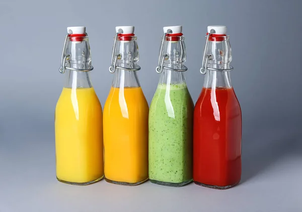 Μπουκάλια Υγιεινούς Χυμούς Γκρίζο Φόντο — Φωτογραφία Αρχείου