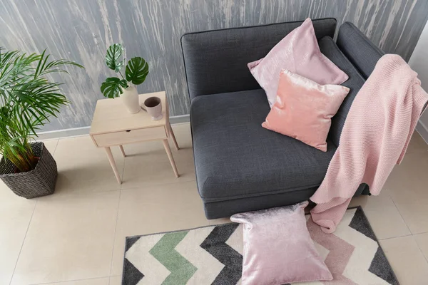Interieur Des Modernen Zimmers Mit Bequemem Sessel — Stockfoto