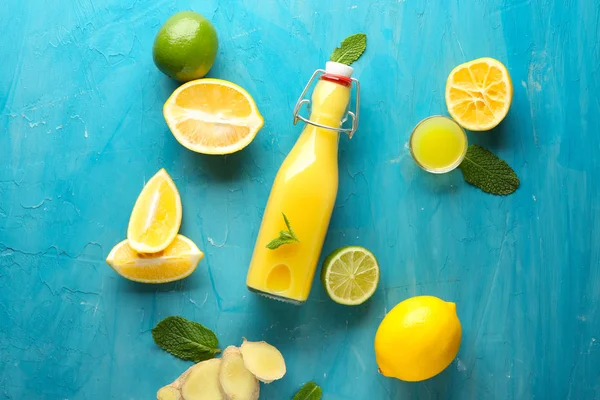 Flaska Med Friska Juice Med Ingredienser Färgbakgrund — Stockfoto