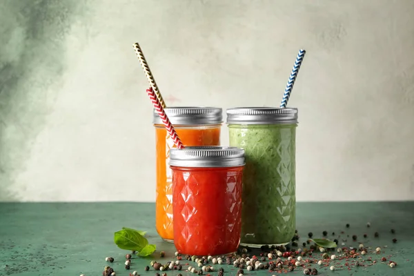 Kavanoz renk tablosu üzerinde sağlıklı meyve suları