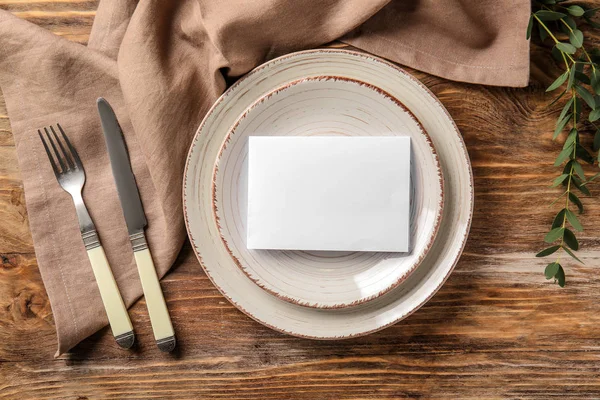 Ahşap arka planda çiçek dekoru olan güzel bir masa.