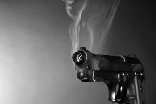 Smoking Gun Donkere Achtergrond — Stockfoto