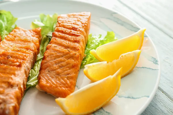 Pieces Tasty Grilled Salmon Lettuce Salad Lemon Plate Closeup — Stock Photo, Image