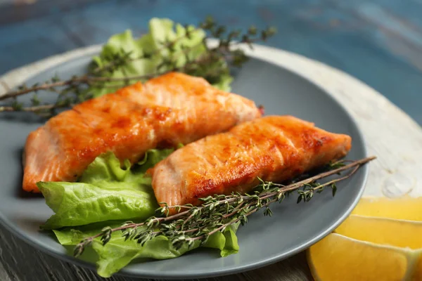 Pieces Tasty Grilled Salmon Lettuce Salad Herbs Plate Closeup — Stock Photo, Image