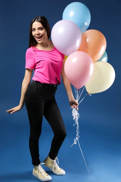 Hermosa Mujer Joven Con Globos Fondo Color —  Fotos de Stock