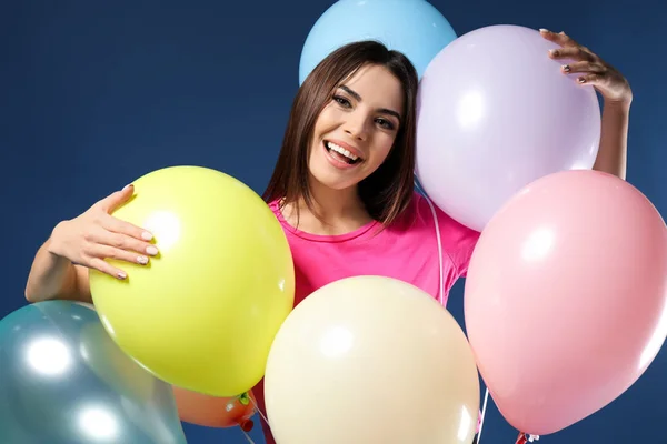 漂亮的年轻女子 带着彩色背景的气球 — 图库照片