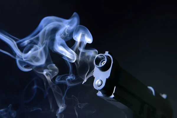Όπλο Που Καπνίζει Σκούρο Φόντο — Φωτογραφία Αρχείου