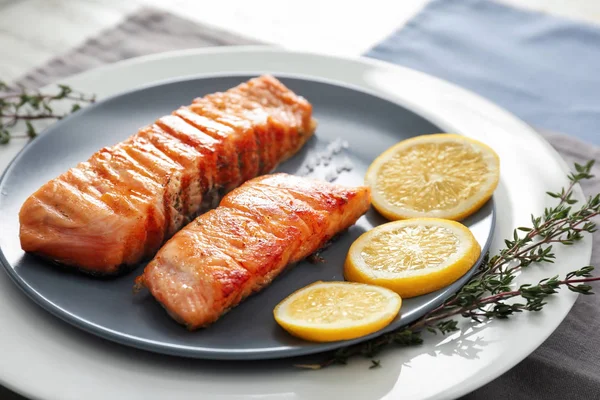 Leckere Lachsstücke Vom Grill Mit Zitrone Auf Dem Teller — Stockfoto