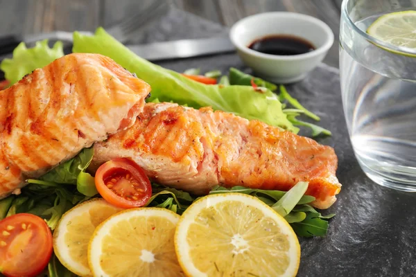 Trozos Sabroso Salmón Parrilla Con Verduras Plato Pizarra Primer Plano —  Fotos de Stock