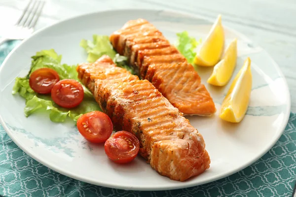 Leckere Lachsstücke Vom Grill Mit Gemüse Auf Dem Teller — Stockfoto