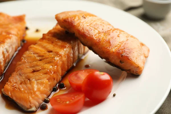 Pieces Tasty Grilled Salmon Tomatoes Plate Closeup — Stock Photo, Image