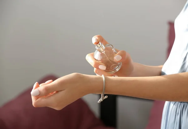 Mooie Jonge Vrouw Met Fles Parfum Thuis — Stockfoto