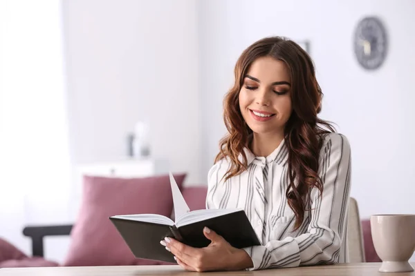 Bella Giovane Donna Che Legge Libro Casa — Foto Stock