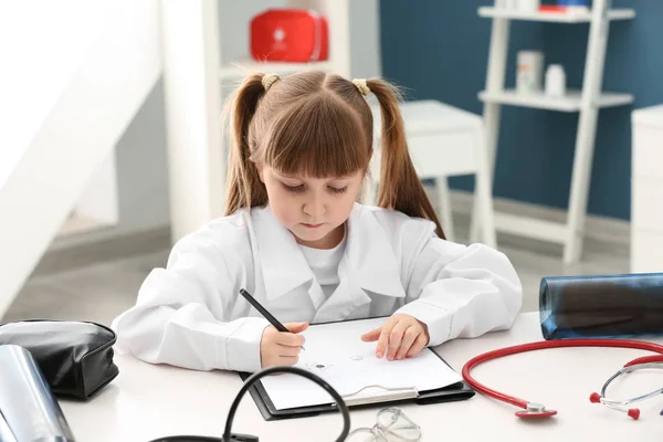 Menina Bonito Vestido Como Médico Jogando Casa — Fotografia de Stock