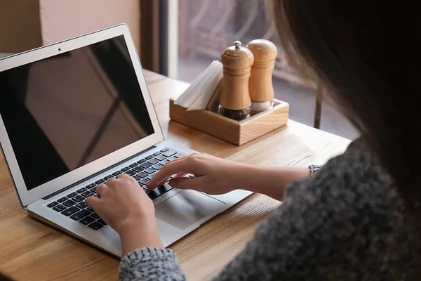 Ung Kvinna Som Arbetar Laptop Café — Stockfoto