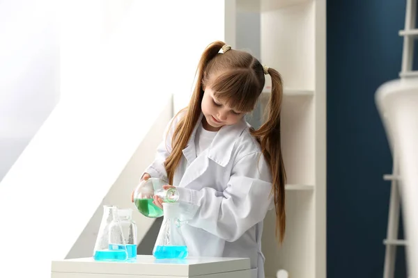 Schattig Klein Meisje Verkleed Als Laboratorium Werknemer Thuis Spelen — Stockfoto