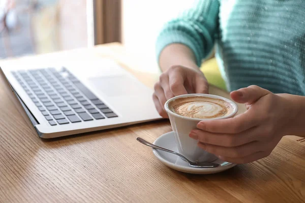 Νεαρή Γυναίκα Φορητό Υπολογιστή Πίνοντας Τον Καφέ Στην Καφετέρια Κοντινό — Φωτογραφία Αρχείου