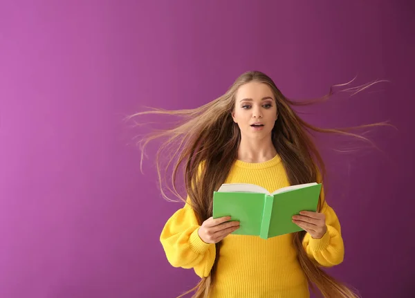 Hermosa Joven Con Libro Sobre Fondo Color — Foto de Stock