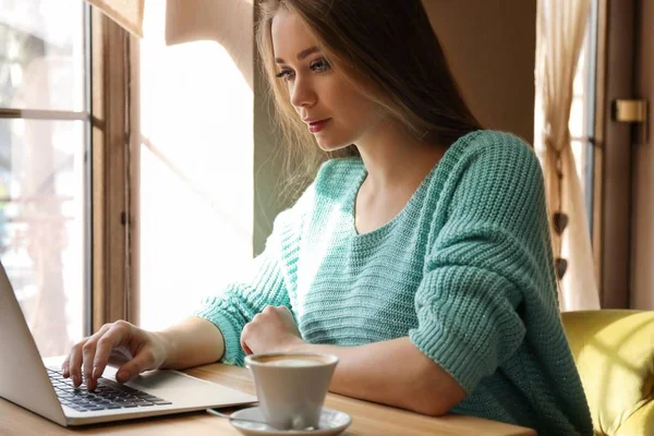 Молода Жінка Працює Ноутбуці Кафе — стокове фото