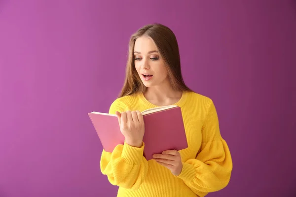 Hermosa Joven Con Libro Sobre Fondo Color — Foto de Stock