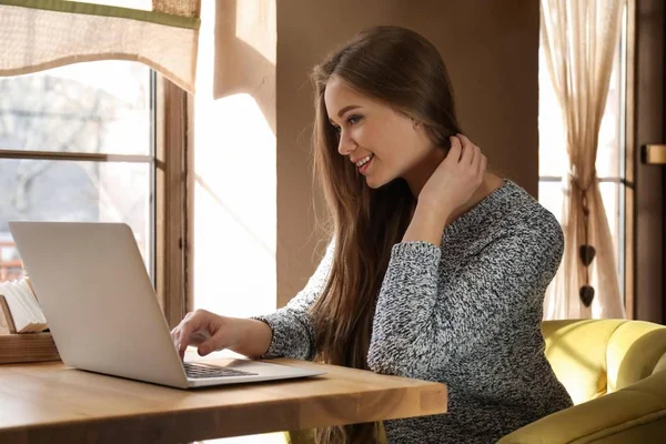 Ung Kvinna Som Arbetar Laptop Café — Stockfoto
