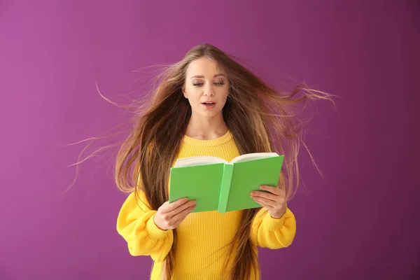 Hermosa Joven Con Libro Sobre Fondo Color — Foto de Stock