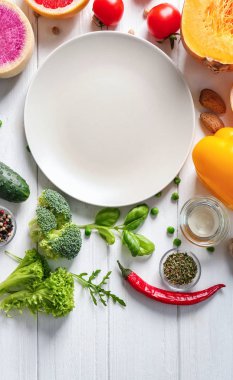 Sebze salatası ve plaka üzerinde ahşap masa için taze malzemeler. Diyet gıda