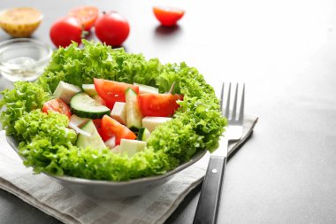 Tablo taze sebze salatası ile plaka. Diyet gıda