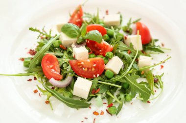 Plaka, closeup üzerinde taze sebze salatası. Diyet gıda