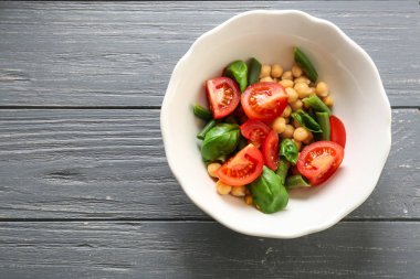 Tablo taze sebze salatası ile plaka. Diyet gıda
