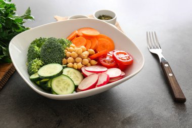 Masada sebze salatası için taze malzemelerle kase. Diyet gıda