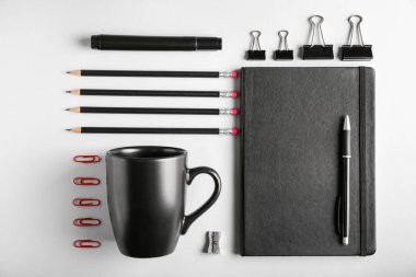 Beyaz arka plan üzerinde marka için öğeler kümesi.