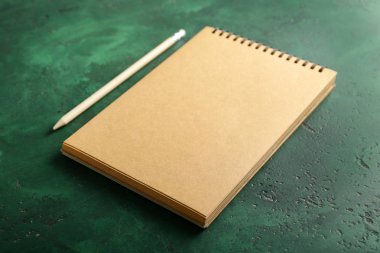 Boş defter ve kalem renk arka plan üzerinde
