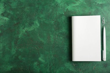 Boş defter ve kalem renk arka plan üzerinde