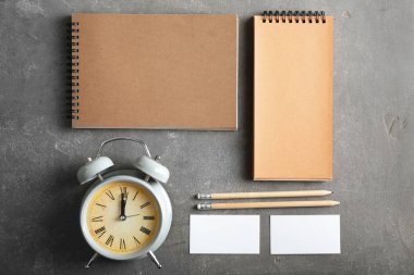 Renk arka plan üzerinde marka için öğeler kümesi.