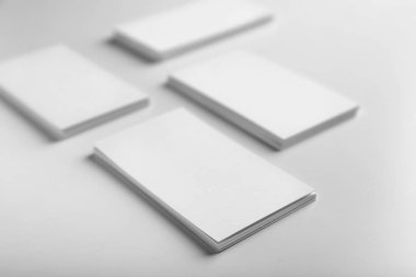 Beyaz arkaplanda boş kartvizitler