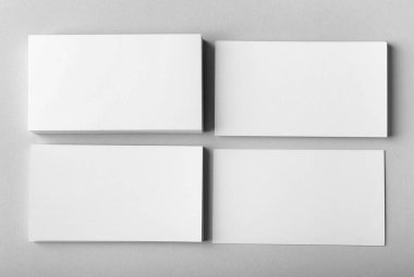 Açık arkaplanda boş kartvizitler