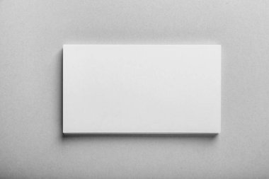 Açık arkaplanda boş kartvizitler