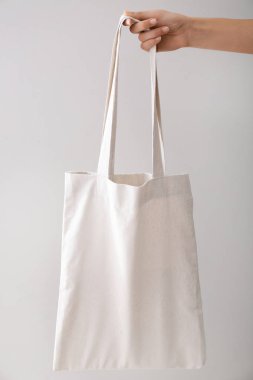 Beyaz arka plan üzerinde marka için boş bir çanta el