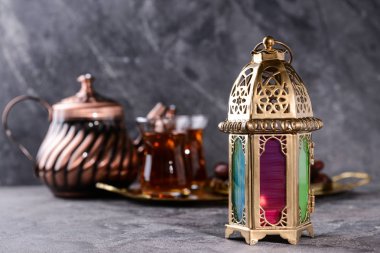Gri tablo ramazan sembolü olarak Müslüman lamba