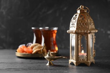 Ahşap masa üzerinde Müslüman lambalar