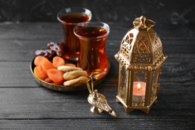 Müslüman lambalar, kurutulmuş meyve ve çay ahşap tablo