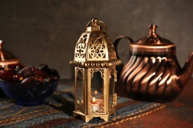 Tablo ramazan sembolü olarak Müslüman lamba