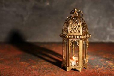 Tablo ramazan sembolü olarak Müslüman lamba