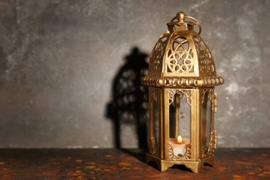 Tablo ramazan sembolü olarak Müslüman lamba