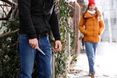 Genç kadın açık havada saldıracak hırsız